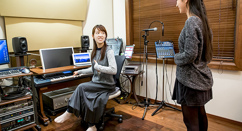Image of voice training in ★STARS（ボイストレーニングの様子）